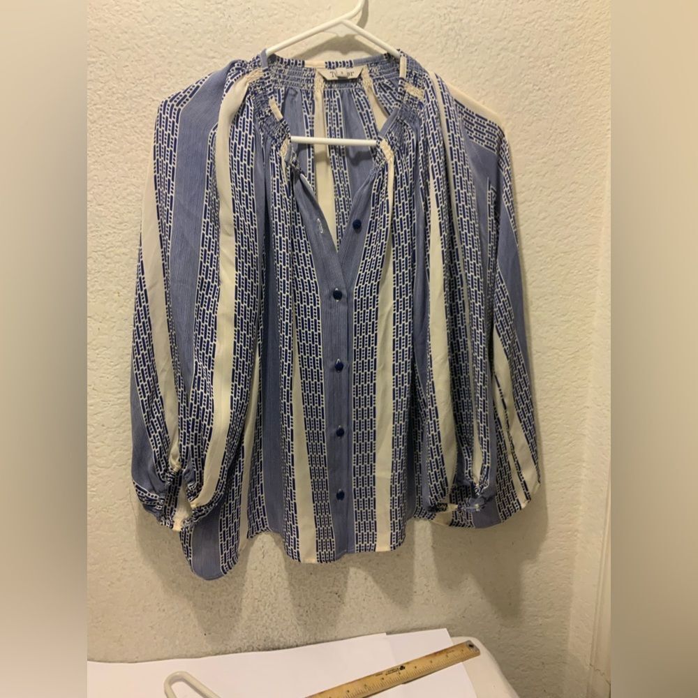 TUCKER 100% silk “blue whte puffed sleeves blouse . SMALL.